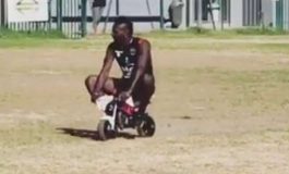 Naik Motor Kontet, Balotelli Tiru Aksi 'Chips' Kasino Warkop