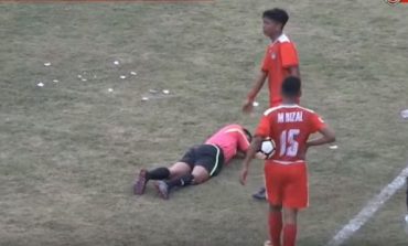 Dari Kencingi Gawang Sampai Tonjok Wasit Hingga Pingsan, Ini 5 Kejadian Memalukan di Liga Indonesia Minggu Ini