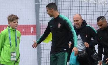 Tangisan Bocah Ini Berhenti Setelah Dapat Pelukan Cristiano Ronaldo