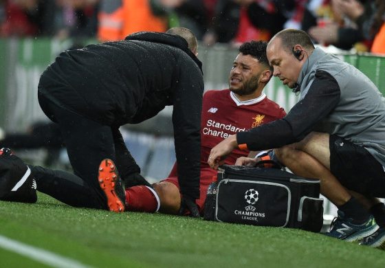 Meski Harus Bersusah Payah Menggunakan Kruk, Oxlade-Chamberlain Tetap Dukung Rekannya di Anfield