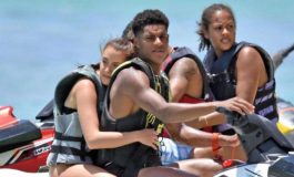 Bareng Kekasih Seksi, Bocah MU Pamer Kemesraan di Atas Jet Ski