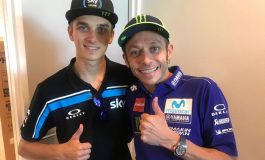 Nyaris! Adik Valentino Rossi Hampir Cetak Sejarah di Moto2 Ceko 2018!