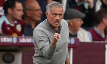 Video Kocak Mourinho 'Ngusruk' Usai Lompati Pembatas Jalan