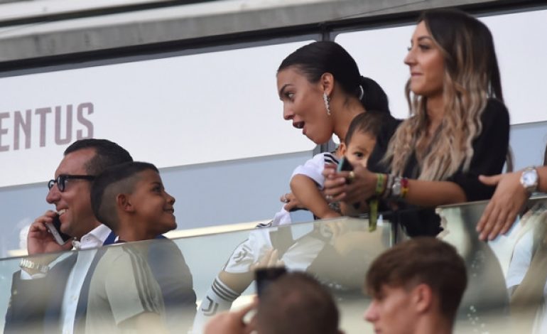 Cristiano Ronaldo Cetak Gol, Kekasih dan Anaknya Tersenyum Bahagia