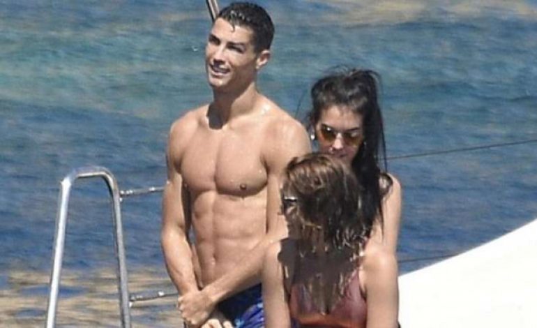 Menguak Misteri Wanita Berbikini di Atas Kapal Pesiar Ronaldo