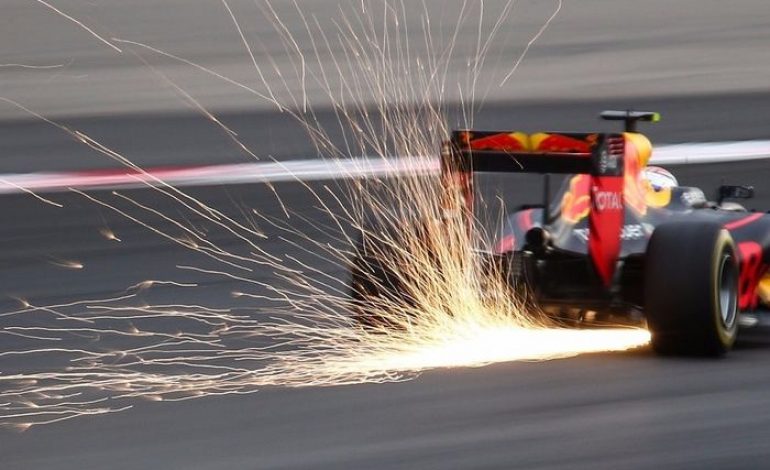 Kenapa Mobil F1 Keluarkan Bunga Api Saat Melaju?