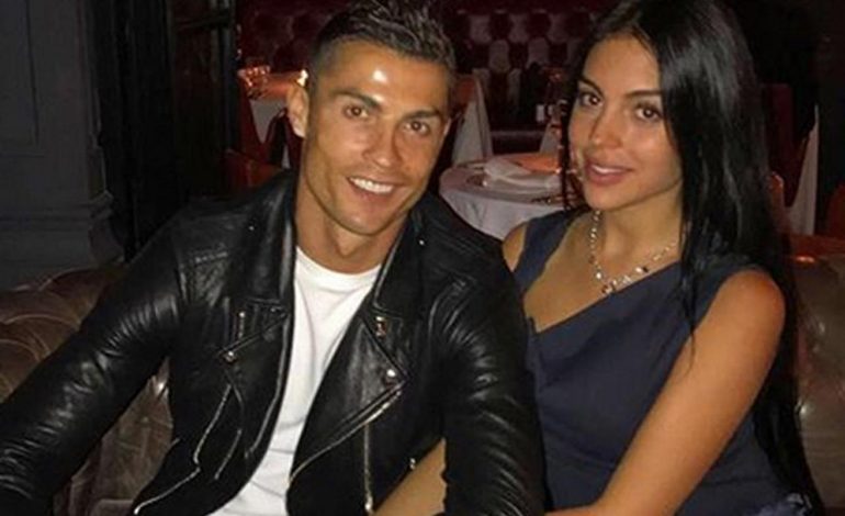 Cristiano Ronaldo Makan Malam Romantis dengan Kekasih Seksinya