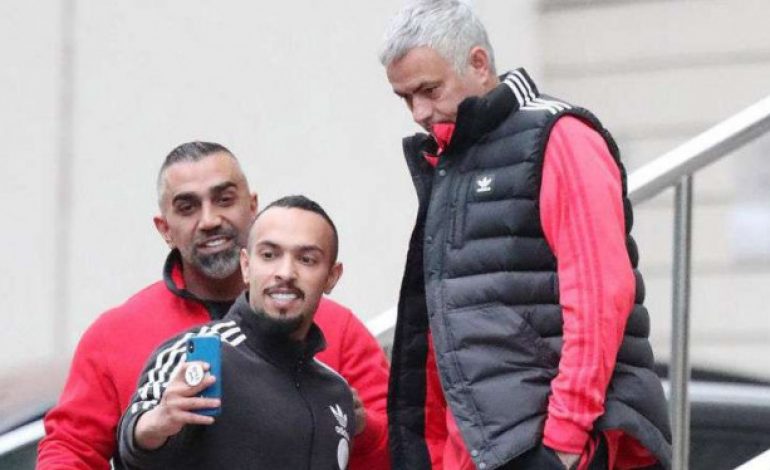 Diajak Foto Fans, Mourinho Pasang Wajah Bete