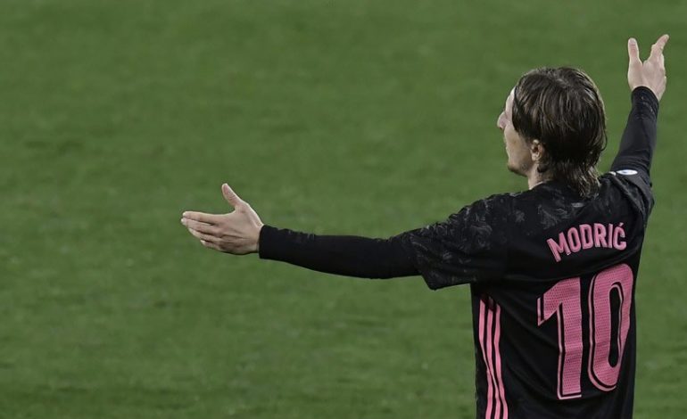 Florentino Perez Konfirmasi Luka Modric Bertahan di Real Madrid